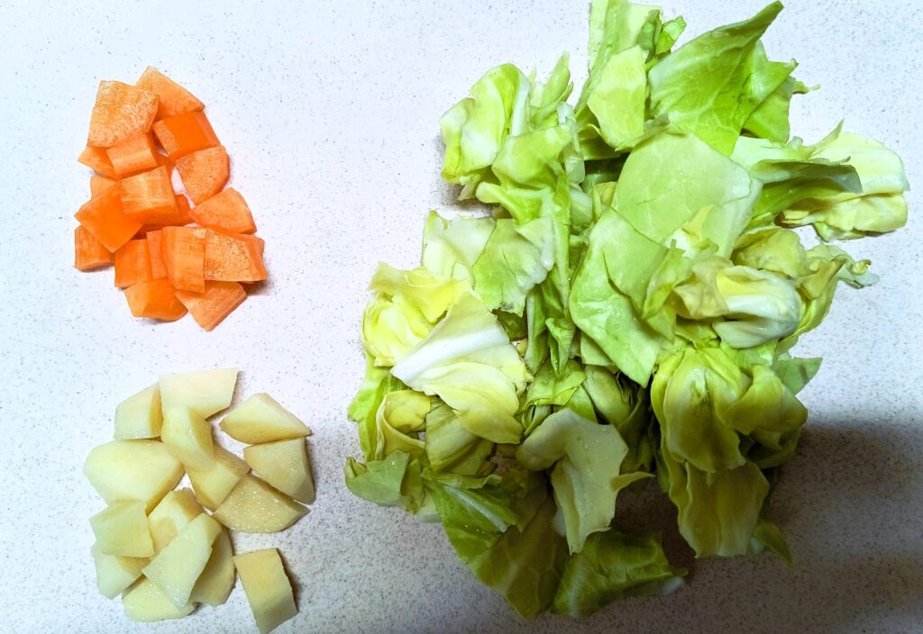 スープ用に切ったにんじん・じゃがいも・キャベツ