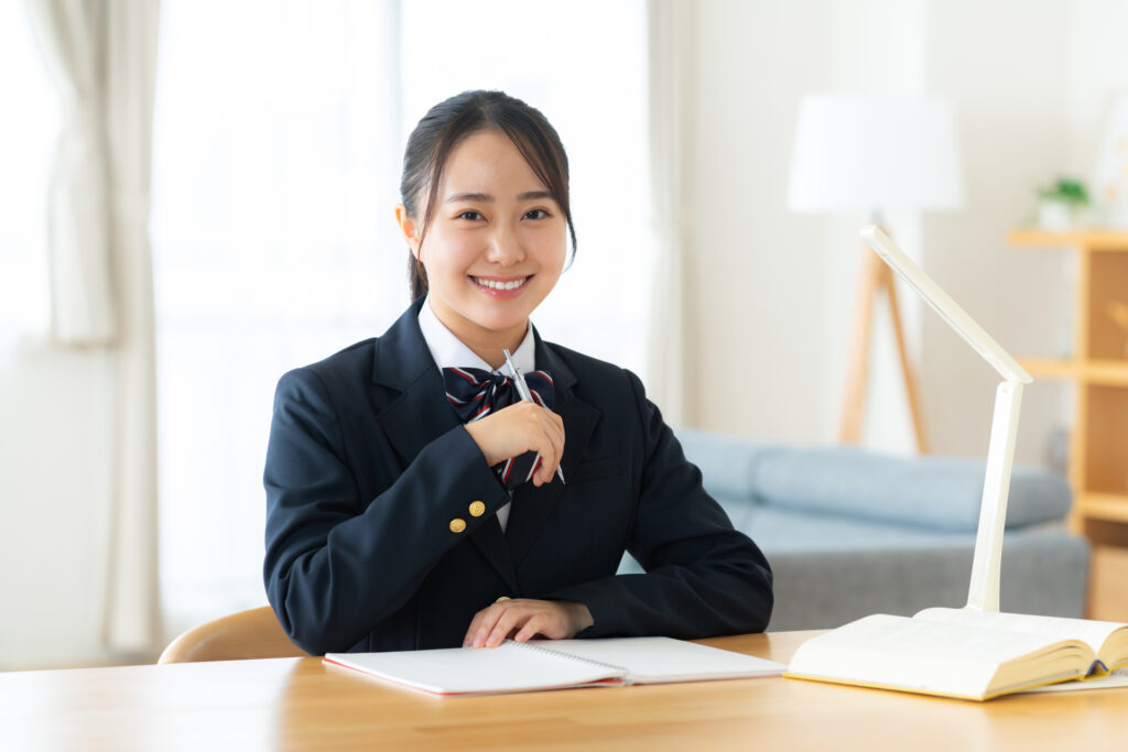 勉強している中学生の画像