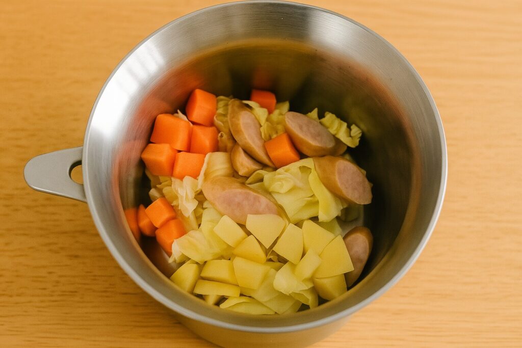 鍋に切った野菜を入れた画像