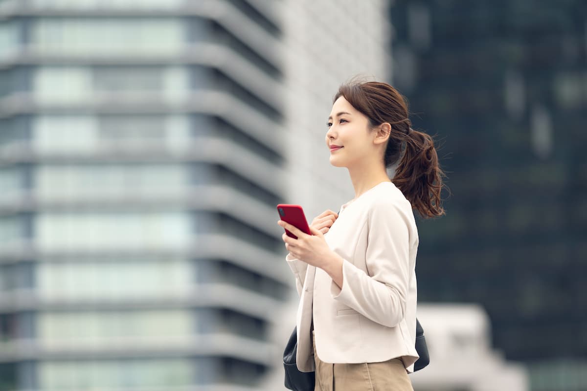 スマホを持って子どものことを考えている母親の様子