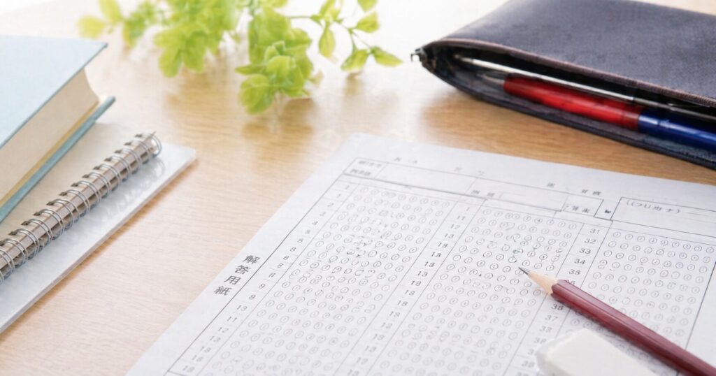 模試の解答用紙と筆記用具が机の上にある様子