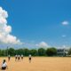 夏の中学校の校庭