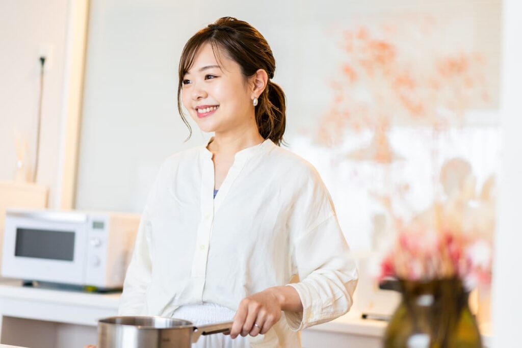 中学生の子どもを励ましている母親の様子