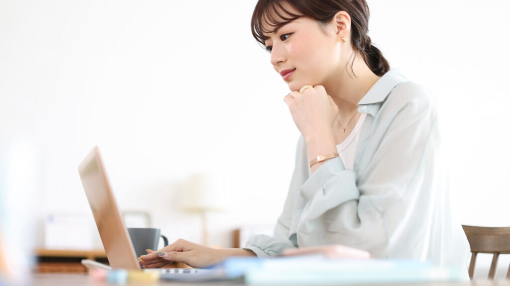 子供の高校受験について考えている母親のようす